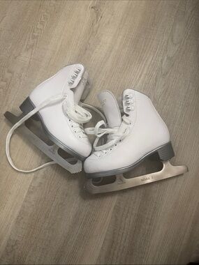 Cameo Jackson’s figure skates size 12